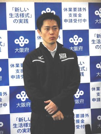 会見する大阪府の吉村洋文知事＝２９日、大阪府庁