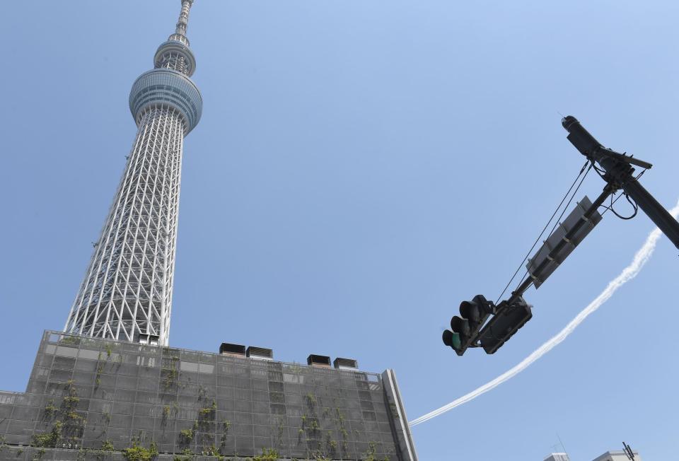 ブルーインパルスの軌跡が残るスカイツリー＝都内（撮影・高石航平）