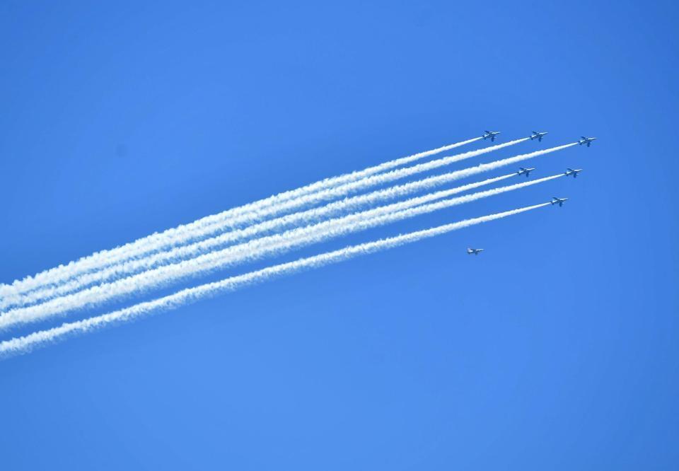 都心の上空を飛行するブルーインパルス（撮影・出月俊成）