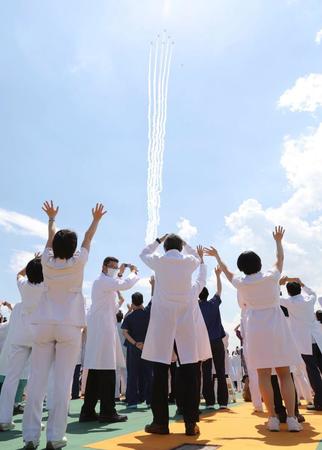 医療従事者に敬意を示すため、自衛隊中央病院の上空を飛行するブルーインパルス＝29日午後、東京都世田谷区