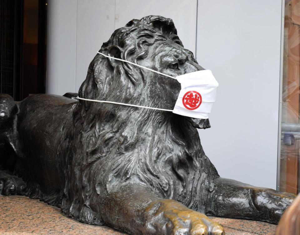 マスク姿となった三越のシンボル・ライオン像＝東京・銀座三越