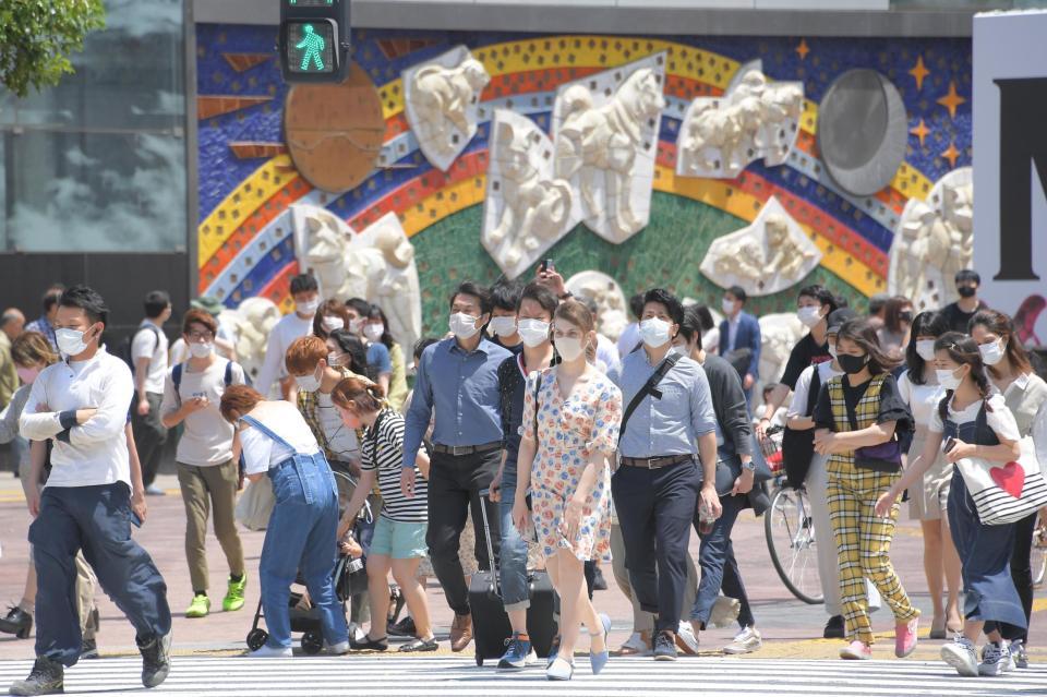 　東京・渋谷の交差点を歩く人たち＝１２時３０分