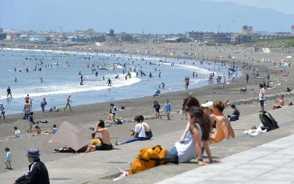 　緊急事態宣言解除後初の週末、大勢のサーファーなどでにぎわう神奈川県片瀬海岸西浜海水浴場