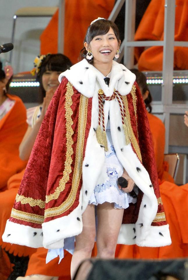 　第６回選抜総選挙で１位に輝き、笑顔でマントを身にまとう渡辺麻友＝２０１４年６月　　