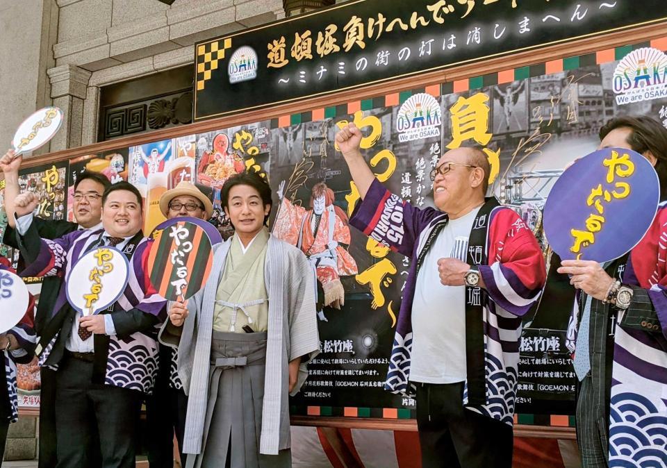 　ポスターのお披露目イベントに登場した片岡愛之助（右から３人目）＝大阪市