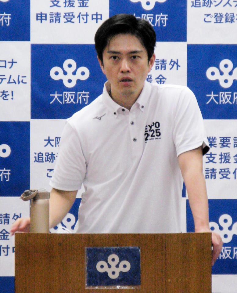 定例会見を行った吉村洋文知事＝大阪府庁