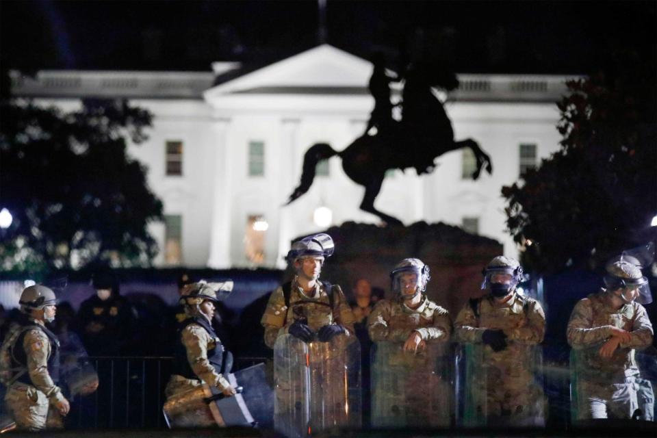 　２日、米ホワイトハウス付近で警戒する州兵（ＡＰ＝共同）