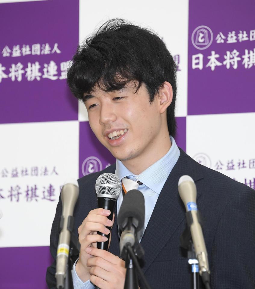 タイトル戦出場史上最年少記録を更新して喜びを語る藤井聡太七段＝将棋会館（撮影・堀内翔）