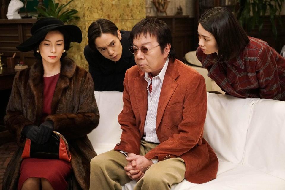 音（二階堂ふみ・右）が渡した裕一（窪田正孝・左から２人目）作曲の「船頭可愛や」を環（柴咲コウ・左）が気に入り、歌唱したいとの提案に廿日市（古田新太）も賛成なのだが…