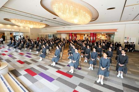 　座席の間隔を空けて行われた宝塚音楽学校の入学式