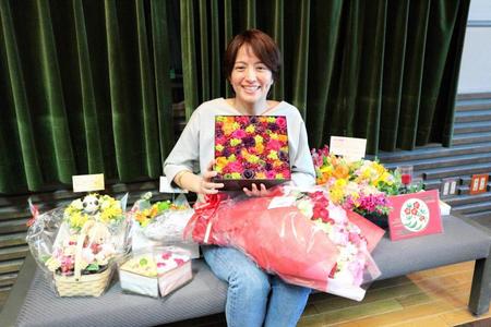 スタジオに届いたリスナーからのお祝いの花に囲まれる赤江珠緒（Ｃ）「ＴＢＳラジオ　赤江珠緒たまむすび」