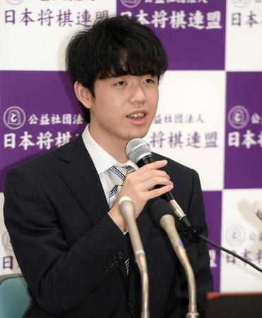 棋聖戦五番勝負第１局に勝利し、会見する藤井聡太七段＝東京都渋谷区の将棋会館（撮影・中田匡峻）