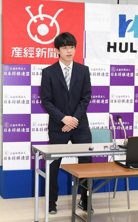 会見を終え、席を立つ藤井聡太七段＝東京都渋谷区の将棋会館（撮影・中田匡峻）