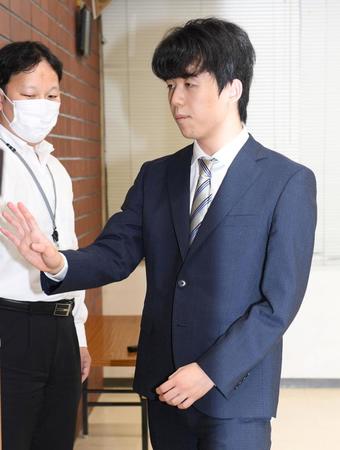 会見場を出る藤井聡太七段＝東京都渋谷区の将棋会館（撮影・中田匡峻）