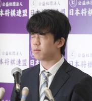 フラッシュを浴び、目を閉じる藤井聡太七段＝東京都渋谷区の将棋会館（撮影・中田匡峻）