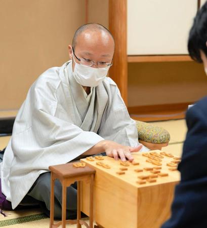 棋聖戦第１局で藤井聡太七段に敗れた渡辺明棋聖＝東京都渋谷区の将棋会館（日本将棋連盟提供）