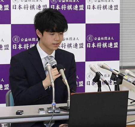 対局後に別室で控える記者とオンラインで会見を行った藤井聡太七段（撮影・中田匡峻）　