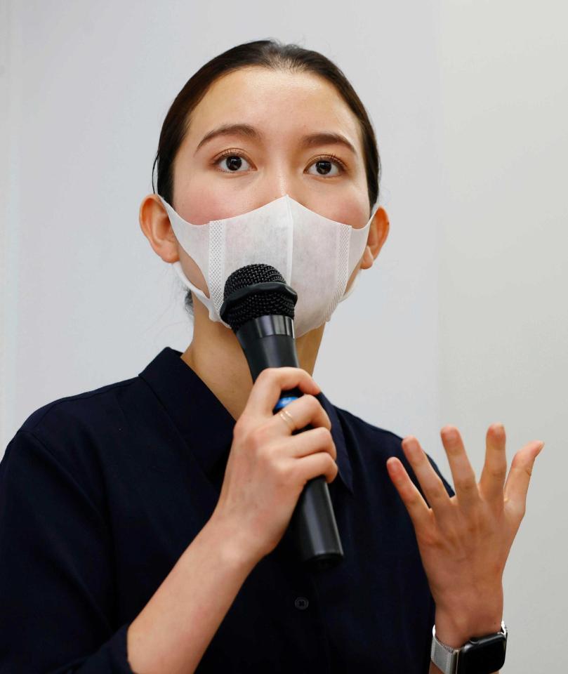 提訴後、記者会見する伊藤詩織さん