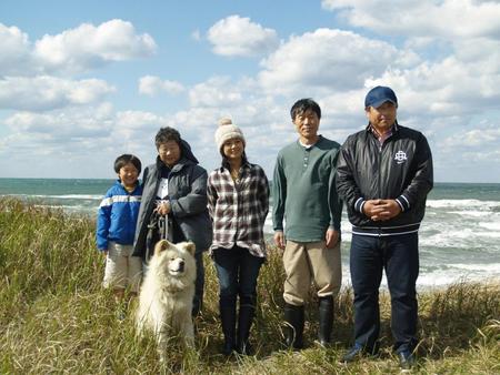 　映画の会見に出席したわさおと飼い主の菊谷節子さん（左から２人目）、薬師丸ひろ子（同３人目）ら＝２０１０年１０月・青森県鰺ヶ沢町
