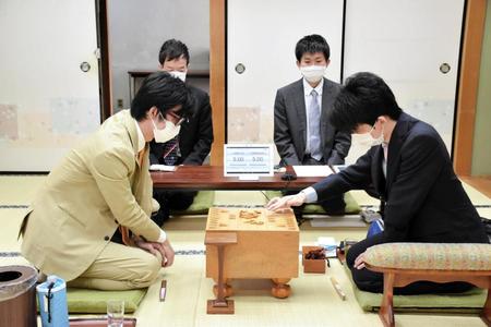 　対局に臨む藤井聡太七段（右）と大橋貴洸六段＝大阪市の関西将棋会館（日本将棋連盟提供）