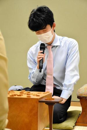 感想戦で対局を振り返る藤井聡太七段＝大阪市の関西将棋会館（日本将棋連盟提供）