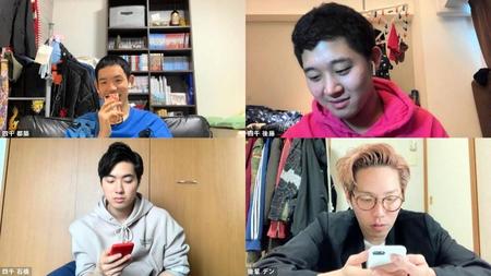 「モンスターストライク」の新ＣＭにリモート撮影で出演した四千頭身と、リンダカラーのデン（提供写真）