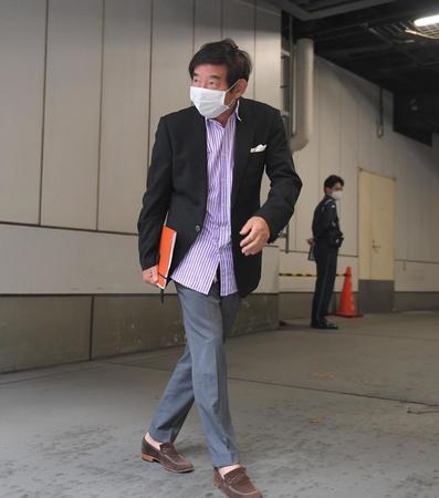 報道陣に一礼し収録に向かう石田純一＝東京・文化放送（撮影・高石航平）