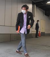 報道陣に一礼し収録に向かう石田純一＝東京・文化放送（撮影・高石航平）
