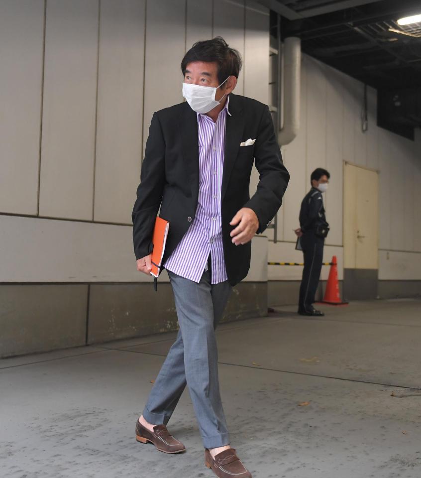 報道陣に一礼し収録に向かう石田純一＝東京・文化放送（撮影・高石航平）