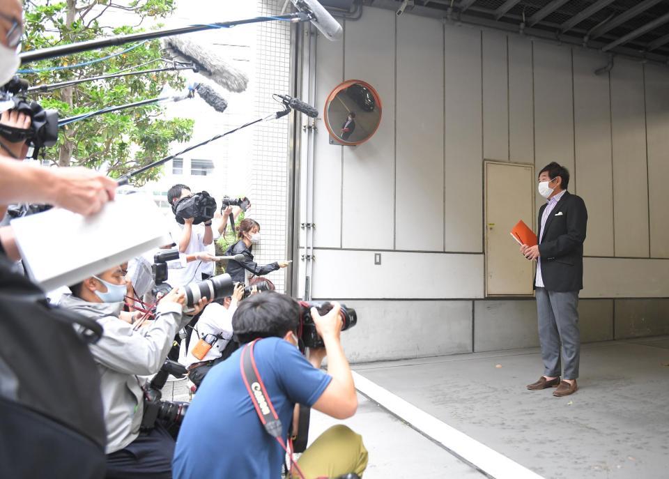 多くの報道陣に囲まれる石田純一（右）＝東京・文化放送（撮影・高石航平）