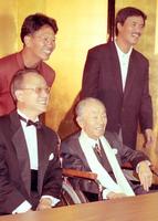 　「服部良一音楽祭」の会見で笑顔を見せる（前列右から）服部良一さん、克久さん親子。（後列右から）堀内孝雄、南こうせつ１９９２年１０月