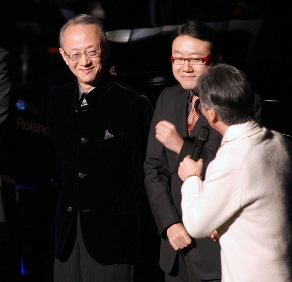 　日本レコード大賞表彰式で長男の隆之氏（右）とステージに上がる服部克久さん＝２００７年１２月