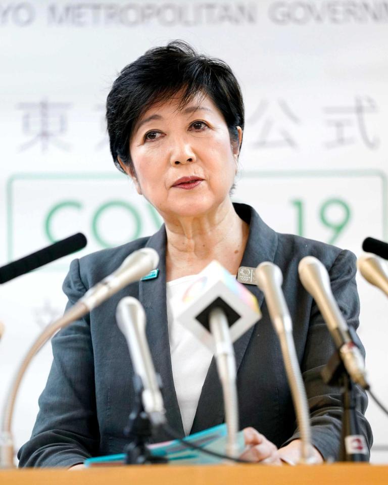 　定例会見する東京都の小池百合子知事＝東京都庁