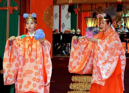 　「紫陽花祭」で舞を奉納するみこ＝和歌山県那智勝浦町の熊野那智大社  