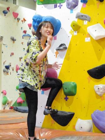 映画「のぼる小寺さん」の公開直前イベントでボルダリングを披露した工藤遥＝東京・Ｒｅｃ’ｓ代々木