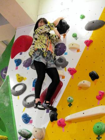 映画「のぼる小寺さん」の公開直前イベントでボルダリングを披露した工藤遥＝東京・Ｒｅｃ’ｓ代々木