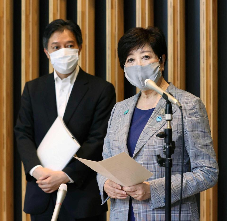 　西村経済再生相と会談後、取材に応じる東京都の小池百合子知事。左は吉住健一新宿区長＝東京都千代田区