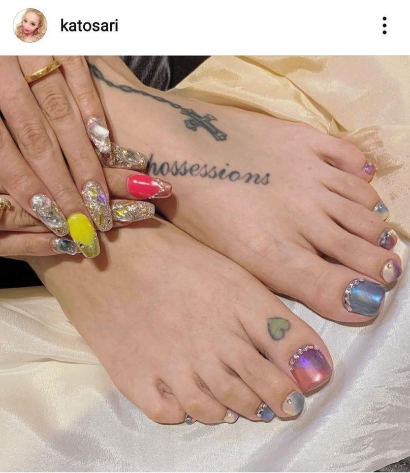ママ加藤紗里 ネイル写真で足のタトゥーも披露 十字架チェーンなど 芸能 デイリースポーツ Online
