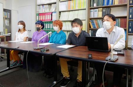 　東京地裁に提訴後、記者会見する原告（左の４人）ら＝東京都港区