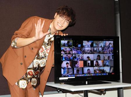 オンライン慰問ライブの観客たちと記念撮影する海蔵亮太＝都内