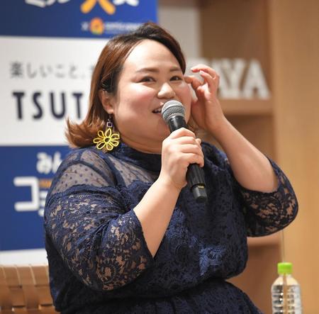 ＴＳＵＴＡＹＡの紺カラーのワンピースでイベントに出演したおかずクラブ・ゆいＰ＝東京・渋谷ガーデンタワー（撮影・高石航平）