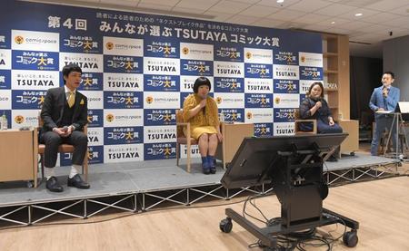 ソーシャルディスタンスを取ってＶＴＲを見る（左から）麒麟・川島明、おかずクラブ・オカリナ、ゆいＰ＝東京・渋谷ガーデンタワー（撮影・高石航平）