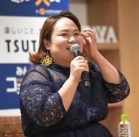 ＴＳＵＴＡＹＡの紺カラーのワンピースでイベントに出演したおかずクラブ・ゆいＰ＝東京・渋谷ガーデンタワー（撮影・高石航平）