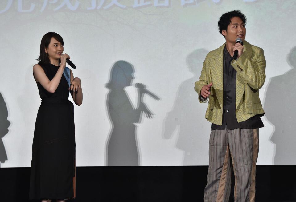 撮影時のエピソードを話す松井愛莉（左）と八木将康＝東京・有楽町のよみうりホール（撮影・西岡正）