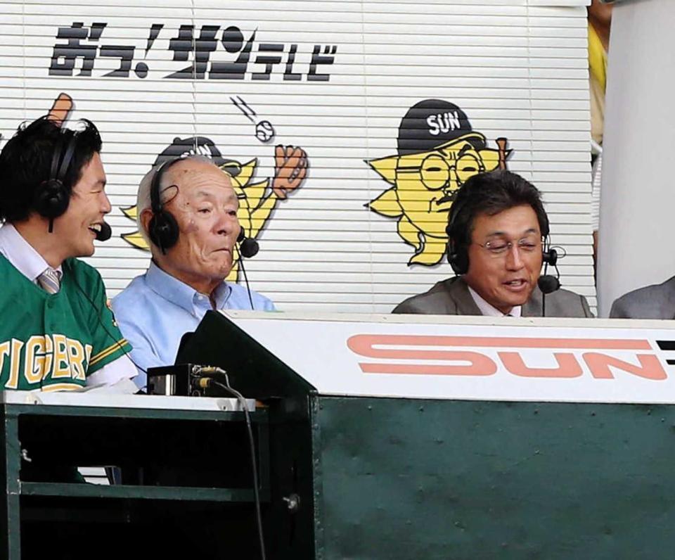 　甲子園のサンテレビ放送ブースで解説を務める（右から）真弓明信氏、小山正明氏＝２０１４年８月