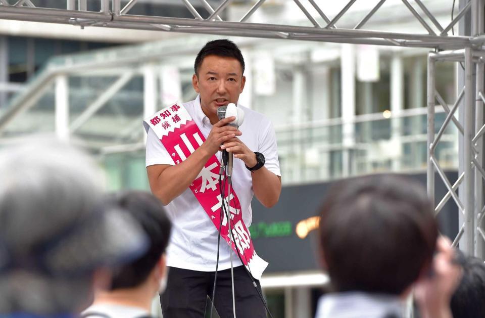 　聴衆の前で第一声を上げる山本太郎氏＝東京・ＪＲ新宿駅前（撮影・伊藤笙子）