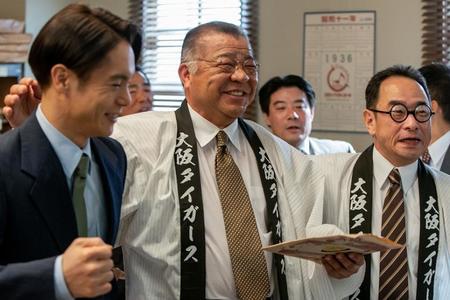 大阪タイガースの球団歌を裕一（窪田正孝・左）に依頼した幹部の掛田寅男（掛布雅之・中央）