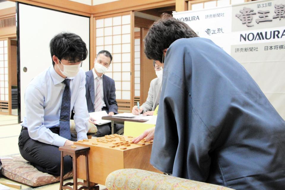 　師匠の杉本昌隆八段（右）に勝利し、４期連続での竜王戦ランキング戦優勝を決めた藤井聡太七段＝大阪市の関西将棋会館（提供・日本将棋連盟）