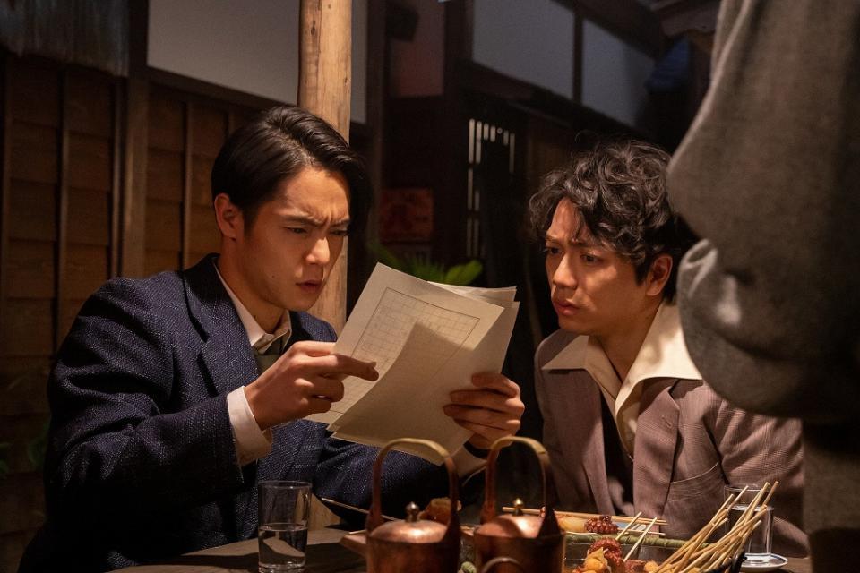 裕一（窪田正孝・左）は久志（山崎育三郎）にオーディションへの応募を勧める