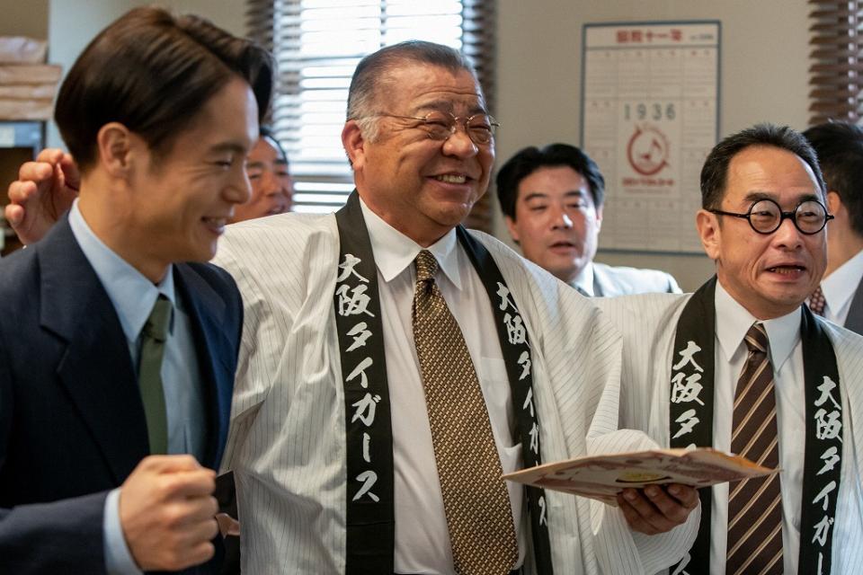 大阪タイガースの球団歌を裕一（窪田正孝・左）に依頼した幹部の掛田寅男（掛布雅之・中央）